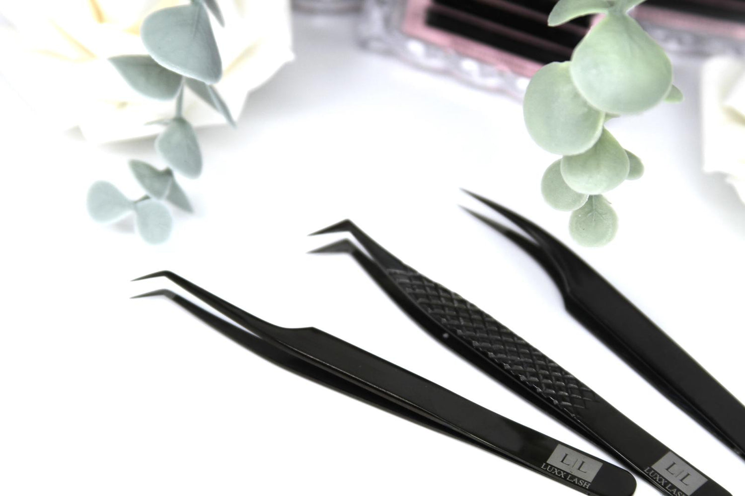 The Ultimate Guide to Professional Eyelash Tweezers – Precision, Quality, and Performance